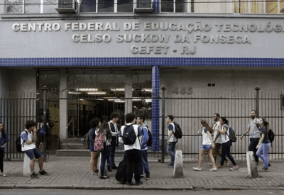 Funcionário invade escola no Rio e mata mulher Funcionário invade escola no Rio e mata mulher