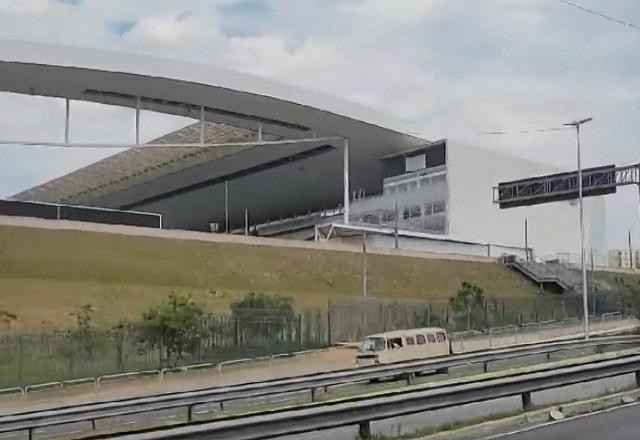 Imagem da noticia Jovem torcedor do Corinthians é eletrocutado na frente de estádio
