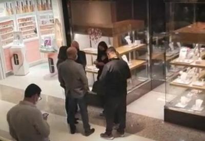 Criminosos roubam joalheria em shopping de SP Criminosos roubam joalheria em shopping de SP