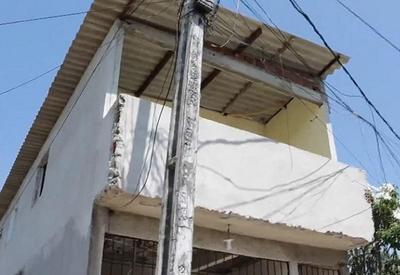 Mulher pula de sobrado para escapar de ataque da companheira Mulher pula de sobrado para escapar de ataque da companheira