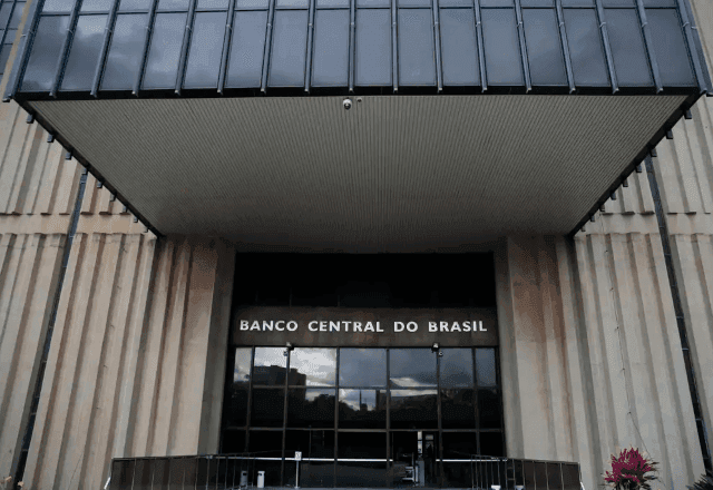BC vê "problema crescente" de superendividamento e aponta disparada em empréstimos sem garantia e cartão de crédito BC vê "problema crescente" de superendividamento e aponta disparada em empréstimos sem garantia e cartão de crédito