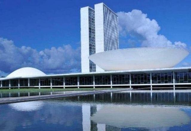 Imagem da noticia Em quatro meses, deputados gastam mais de R$ 65 milhões de cota