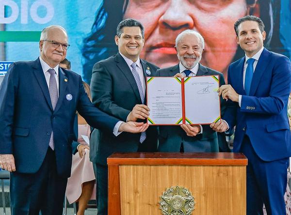 Imagem da notícia: Em jantar, Lula faz ofensiva para convencer Hugo Motta sobre fim da escala 6x1