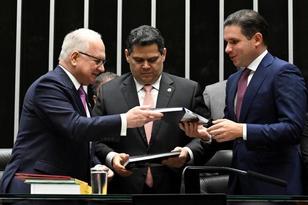 Imagem da notícia: Motta e Alcolumbre fazem reunião com PGR e presidente do STF, em meio à pressão de caso Master