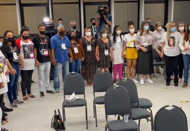 Imagem da noticia Kiss: familiares fazem corrente e gritam nomes de vítimas após sentença