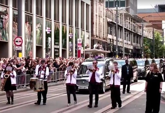 Imagem da noticia Funeral de Ozzy Osbourne é acompanhado por multidão no Reino Unido
