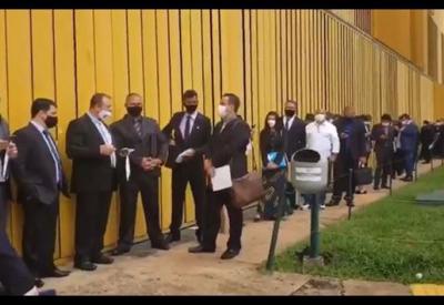 VÍDEO: Entrada da Câmara lota com fila sem distanciamento social VÍDEO: Entrada da Câmara lota com fila sem distanciamento social