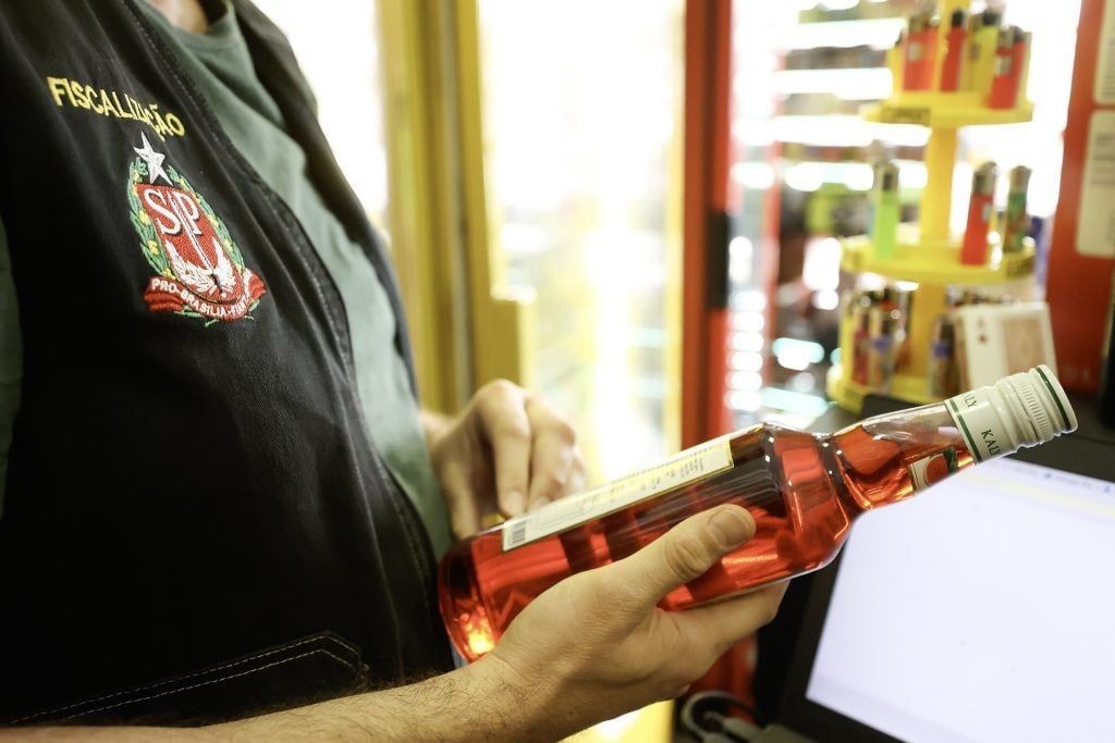 Imagem da noticia Polícia prende dois homens no interior de SP por falsificação de bebidas
