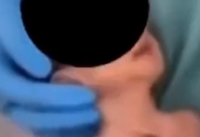 Imagem da noticia Fisioterapeuta é afastada após dançar com recém-nascido no bolso de jaleco