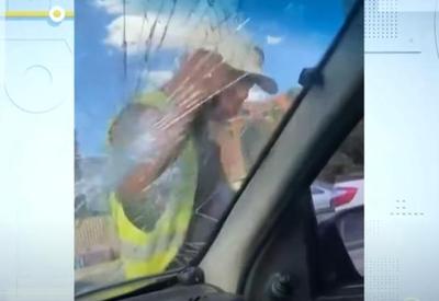 Flanelinha quebra para-brisa de carro após discussão por vaga na rua Flanelinha quebra para-brisa de carro após discussão por vaga na rua