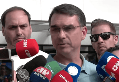 "Tomo decisão de indicar Flávio como pré-candidato à Presidência", diz Bolsonaro em carta lida pelo senador "Tomo decisão de indicar Flávio como pré-candidato à Presidência", diz Bolsonaro em carta lida pelo senador