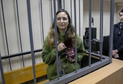 Artista russa que protestou contra guerra na Ucrânia é condenada a 7 anos de prisão