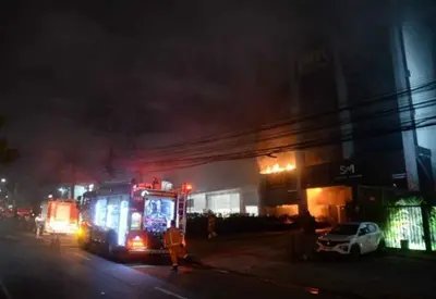 Incêndio consome prédio comercial em Belo Horizonte Incêndio consome prédio comercial em Belo Horizonte