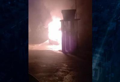 Homem agride ex-mulher e incendeia casa após discussão Homem agride ex-mulher e incendeia casa após discussão