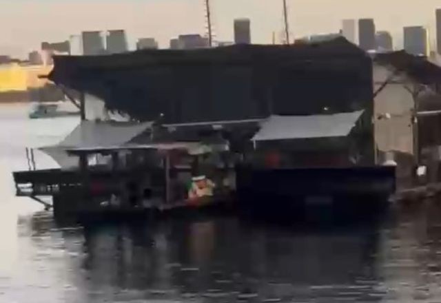 Imagem da noticia Homem tenta incendiar restaurante flutuante, se joga no mar para fugir, mas é preso no Rio