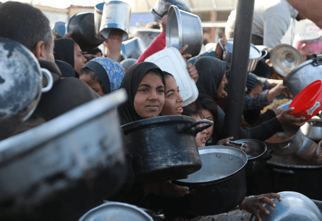 Imagem da noticia Caminhões de ajuda humanitária entram em Gaza em meio a questionamentos sobre troca de reféns