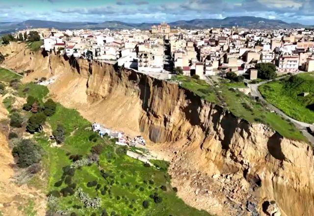 Cidade na Itália fica à beira de precipício após deslizamento de terra Cidade na Itália fica à beira de precipício após deslizamento de terra