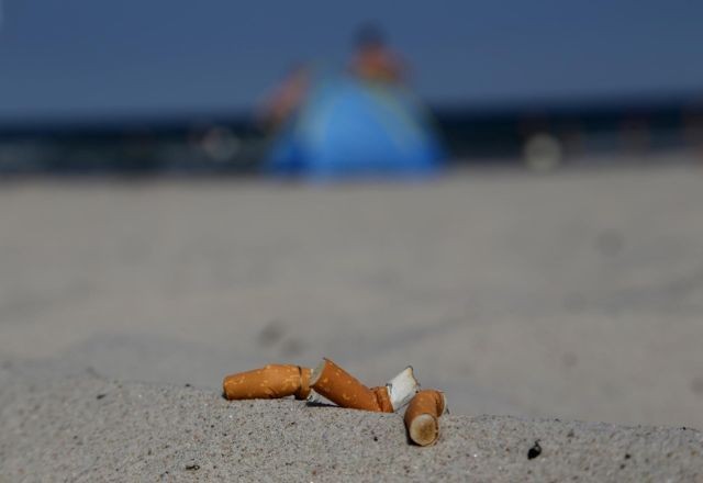 Imagem da noticia Bitucas de cigarro colocam praias brasileiras entre as mais contaminadas do mundo