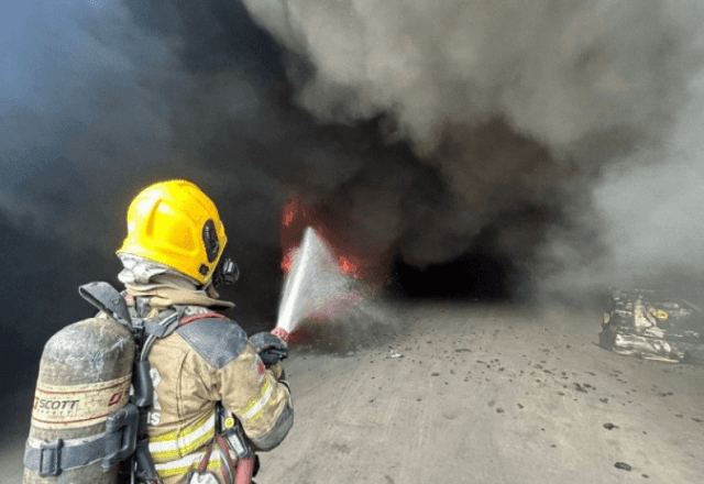Imagem da noticia Incêndio destrói galpões em Betim (MG)