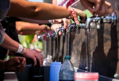 Governo prorroga portaria que obriga distribuição gratuita de água em eventos em dias de calor Governo prorroga portaria que obriga distribuição gratuita de água em eventos em dias de calor