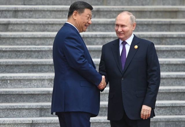 Imagem da noticia Putin se encontra com Xi e diz que relação Rússia-China não é "dirigida contra ninguém"