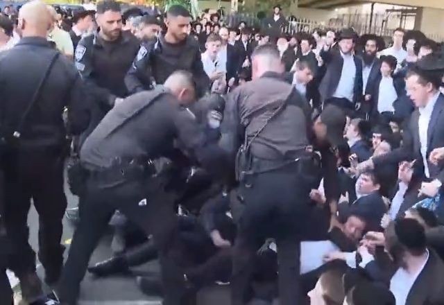 Imagem da noticia Judeus ultraortodoxos bloqueiam rodovia e protestam contra serviço militar obrigatório em Israel
