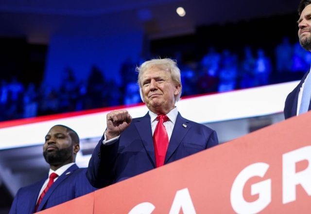 Imagem da noticia Com curativo na orelha, Trump faz primeira aparição pública após atentado