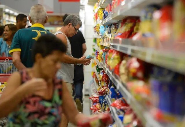 Imagem da noticia CNC: intenção de consumo reduz, mas satisfação com renda é a maior desde 2015