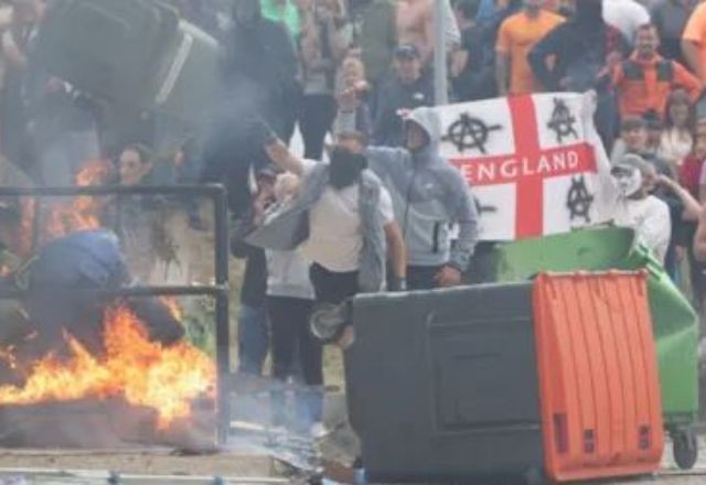 Imagem da noticia Manifestantes anti-imigração tentam incendiar hotel de requerentes de asilo na Inglaterra
