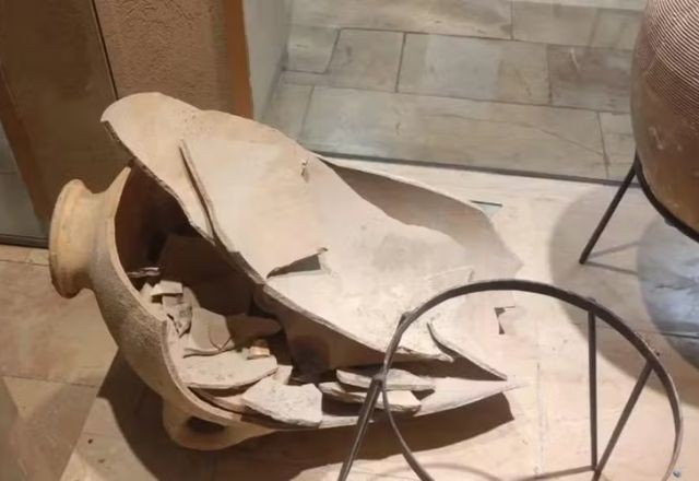 Imagem da noticia Criança quebra jarro raro de 3.500 anos em museu de Israel