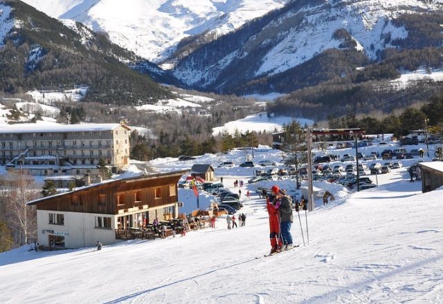 Imagem da noticia Estação de esqui nos Alpes franceses fecha as portas por falta de neve