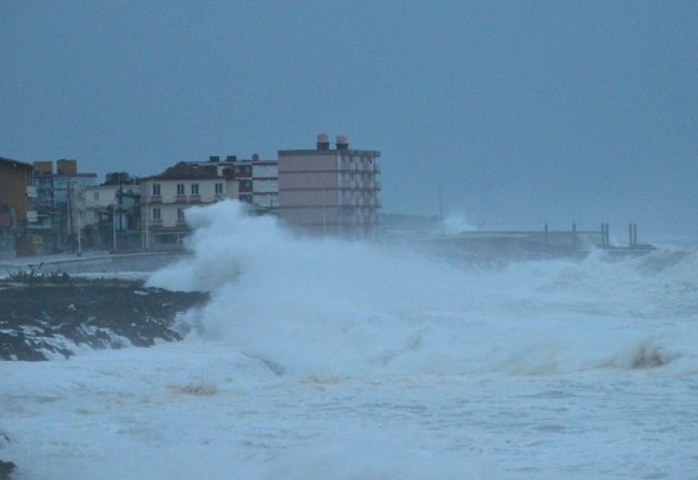 Imagem da noticia Furacão Oscar chega a Cuba com ventos de 120km/h