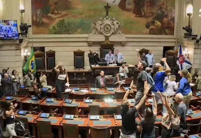 Imagem da noticia Câmara do Rio é invadida por manifestantes durante sessão que discutia alteração em benefícios de professores