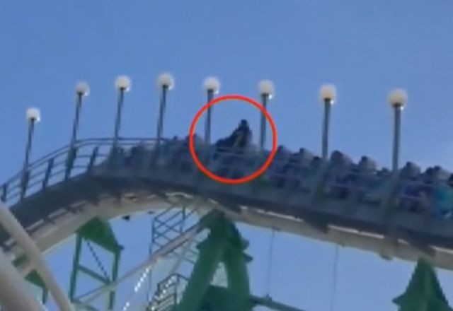 Imagem da noticia EUA: Homem pula de montanha-russa em movimento após barra de segurança se soltar