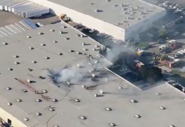 Imagem da noticia Avião de pequeno porte atinge depósito na Califórnia e deixa dois mortos e 18 feridos