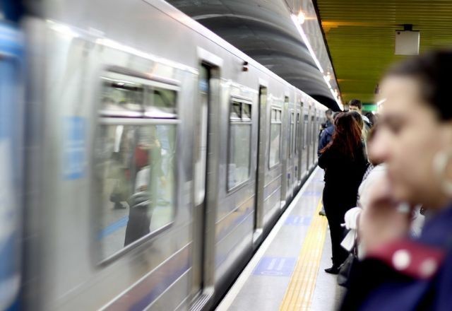Imagem da noticia Passageira que ficou presa em porta de vagão do Metrô é indenizada em R$ 20 mil