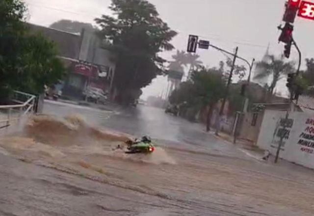 Imagem da noticia SBT News madrugada: Corpo de motociclista arrastado por enxurrada é encontrado em Goiás