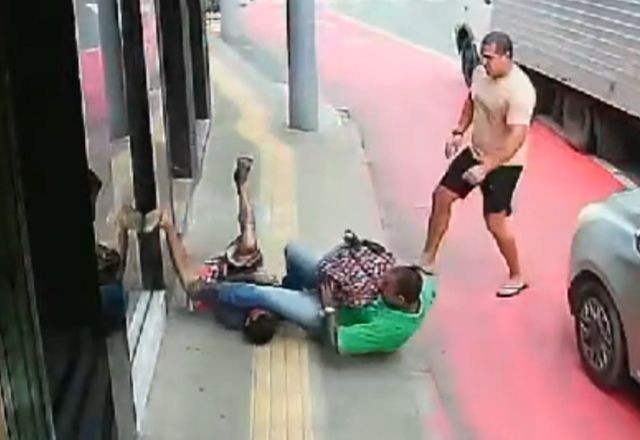 Imagem da noticia Lutador de jiu-jitsu imobiliza bandido após assalto a joalheria no litoral de SP