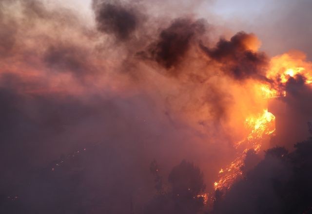 Imagem da noticia Agência meteorológica alerta para aumento de incêndios em Los Angeles devido a rajadas de vento
