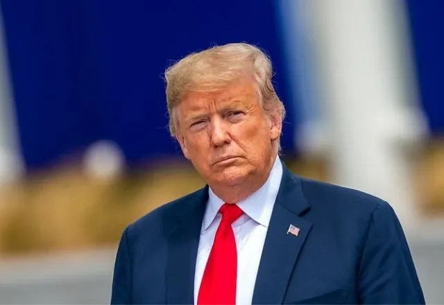Imagem da noticia Trump assina ordem executiva que proíbe pessoas de mudarem de gênero e banheiros neutros
