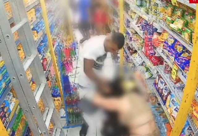 Imagem da noticia VÍDEO: Homem espanca esposa dentro de mercado no centro de São Paulo