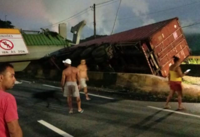 Imagem da noticia Acidente na Anchieta deixa motoristas esperando por 14 horas no trânsito em SP