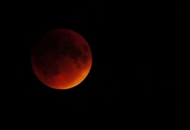 Imagem da noticia Primeiro eclipse total da Lua de 2025 acontece nesta sexta-feira (14); veja transmissão