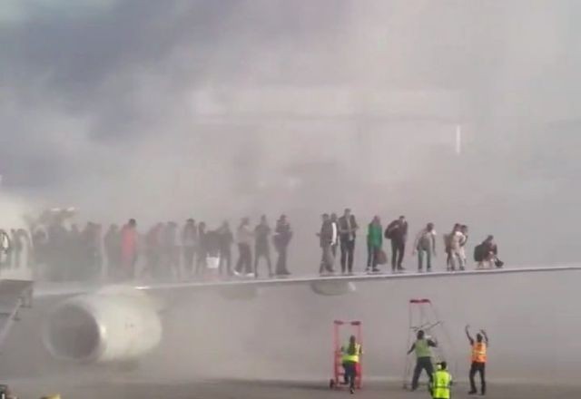 Imagem da noticia Avião da American Airlines pega fogo ao pousar em aeroporto nos EUA