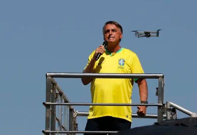 Imagem da noticia Deputada aciona MPF para pedir prisão preventiva de Bolsonaro por ato no Rio