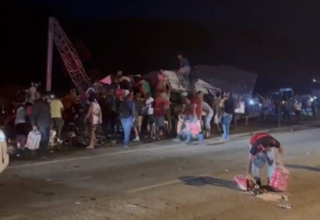 Imagem da noticia Caminhão com carga de bebidas tomba na BR-101 e é saqueado por populares em Rio Bonito