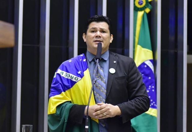 Imagem da noticia Deputado federal pede desculpas e diz que exagerou ao desejar morte de Lula