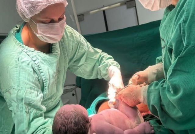 Imagem da noticia Bebê 'gigante' surpreende ao nascer com mais de 6 kg em MG