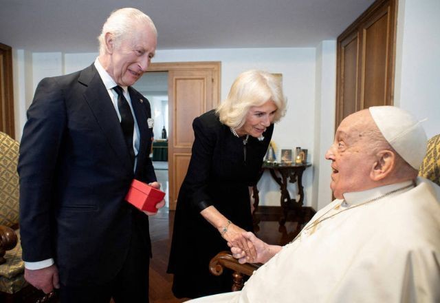 Imagem da noticia Rei Charles III e rainha Camilla fazem visita surpresa ao Papa Francisco