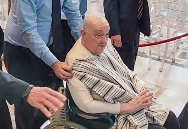 Imagem da noticia Papa Francisco faz aparição surpresa na Basílica de São Pedro